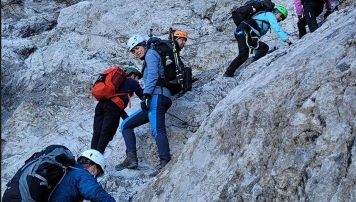 Die Gruppe in einer mit Drahtseil gesicherten Passage. | © DAV Ebingen