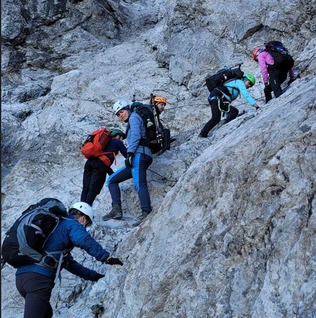 Die Gruppe in einer mit Drahtseil gesicherten Passage. | © DAV Ebingen