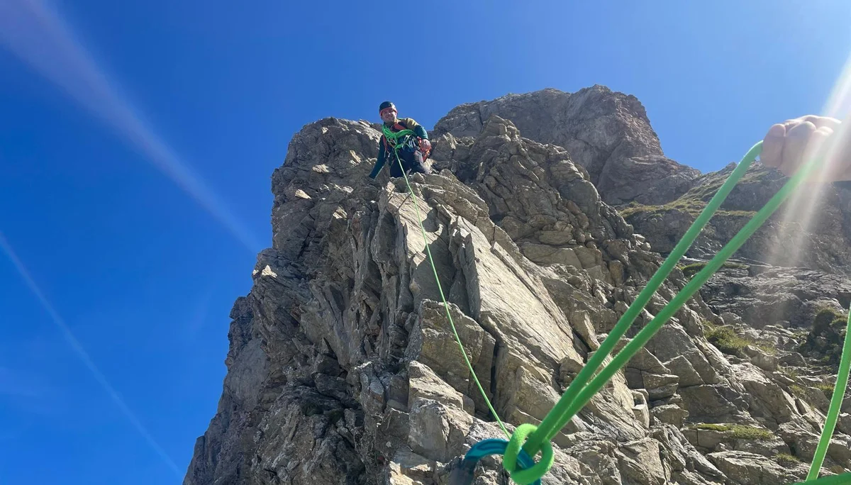 Einer der Tourengänger während einer Kletterpasage. | © DAV Ebingen