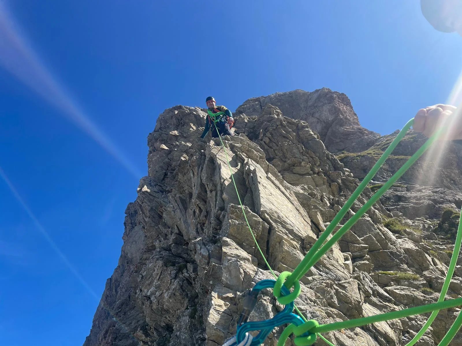 Einer der Tourengänger während einer Kletterpasage. | © DAV Ebingen