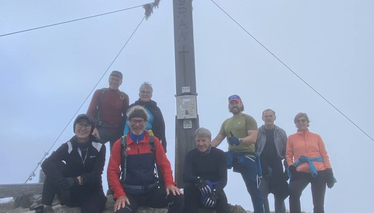Die Teilnehmer vor dem Gipfelkreuz des Aggensteins. | © DAV Ebingen