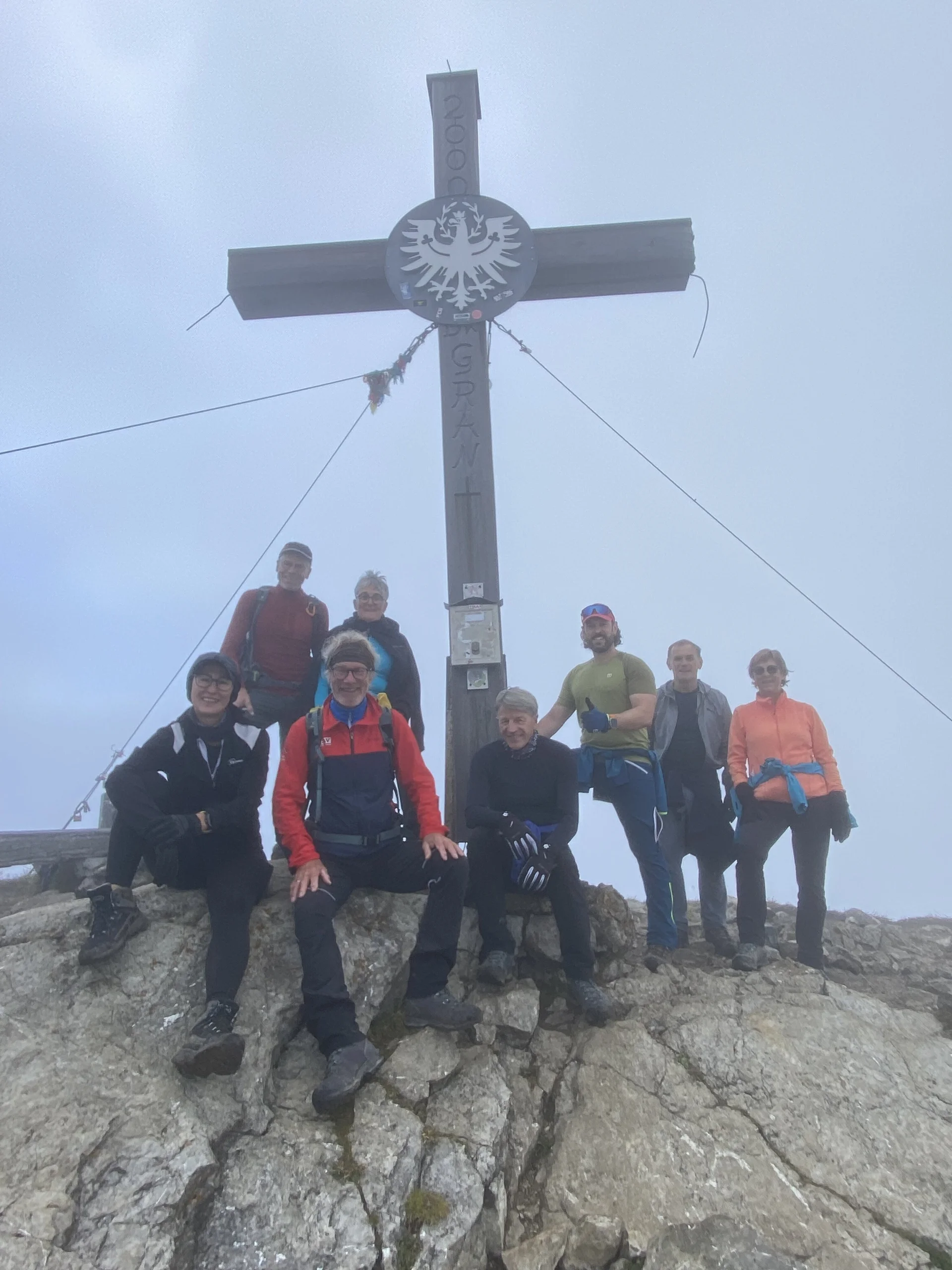Die Teilnehmer vor dem Gipfelkreuz des Aggensteins. | © DAV Ebingen