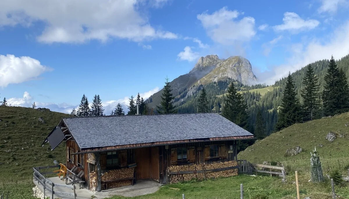 Die am Rand des Wegs gelegene Sebenalpe. | © DAV Artikel