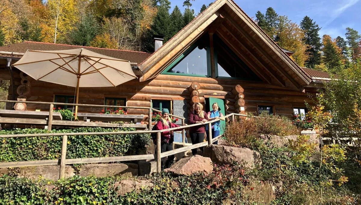 Teilnehmerinnen vor der Schloßberghütte in Bad Teinach. | © DAV Ebingen