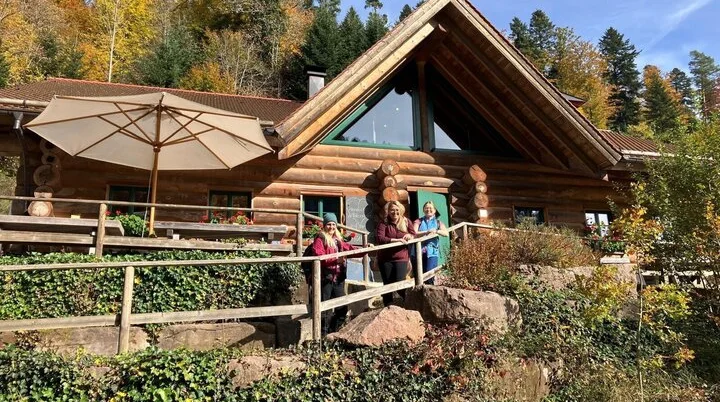 Teilnehmerinnen vor der Schloßberghütte in Bad Teinach. | © DAV Ebingen