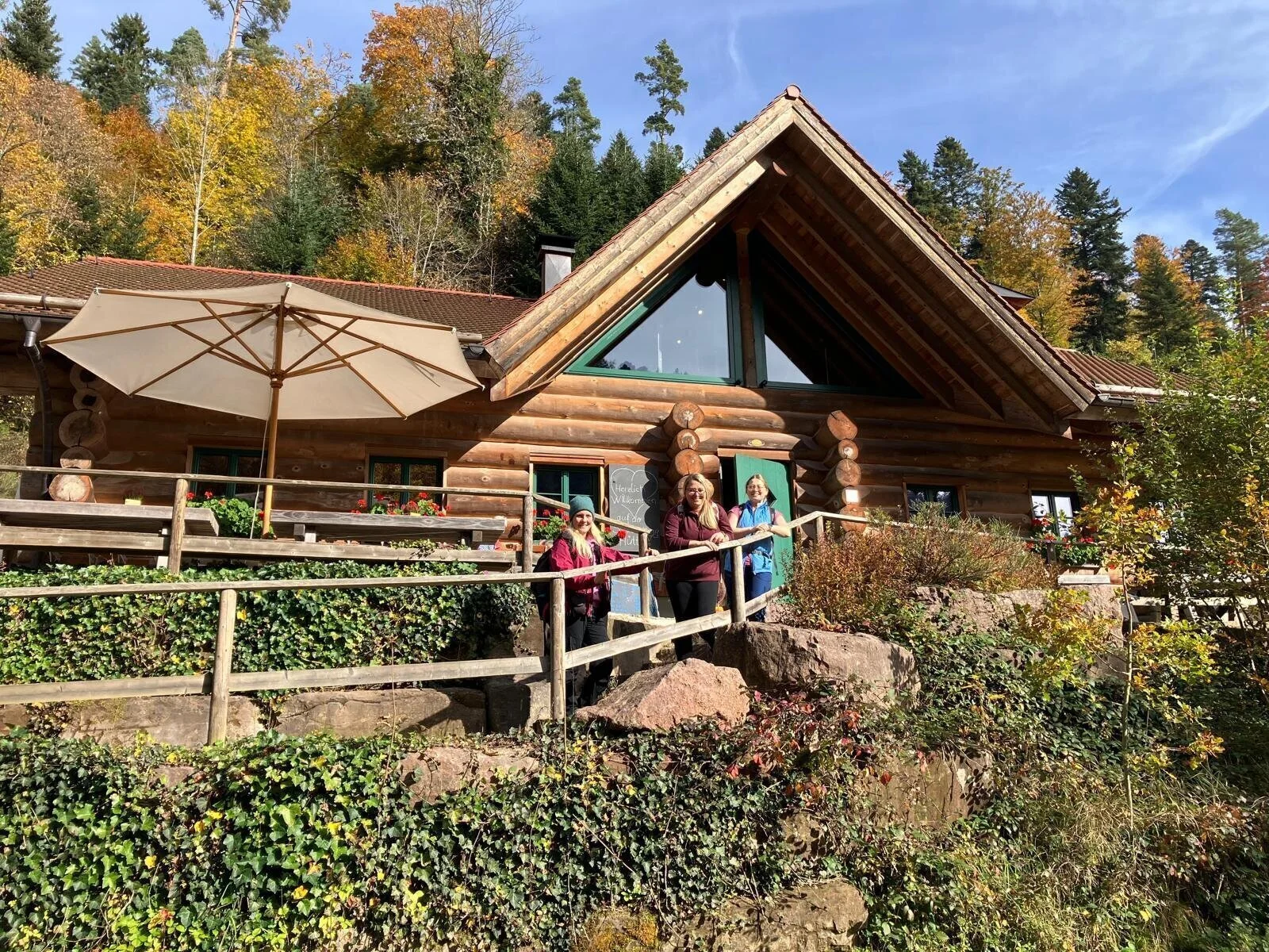 Teilnehmerinnen vor der Schloßberghütte in Bad Teinach. | © DAV Ebingen