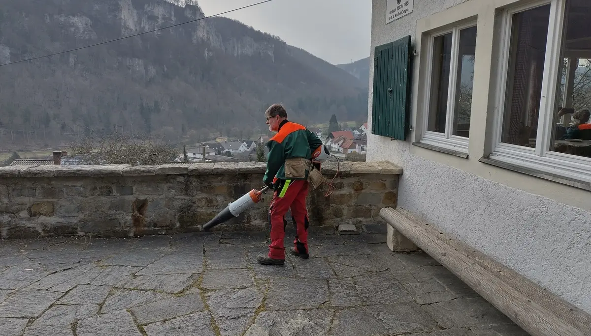 Die Terrasse der Hütte wurde gründlich gereinigt. | © DAV Ebingen
