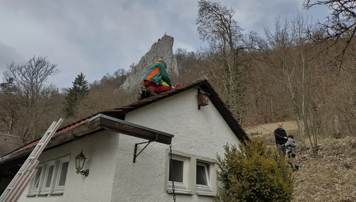 Am Dach der Hütte mussten Reparaturen vorgenommen werden. | © DAV Ebingen