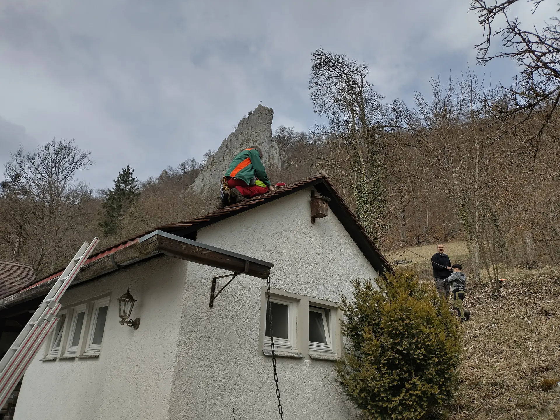 Am Dach der Hütte mussten Reparaturen vorgenommen werden. | © DAV Ebingen