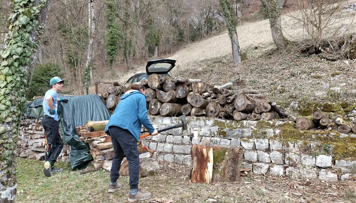 Einiger Helfer kümmerten sich um das Brennholz. | © DAV Ebingen