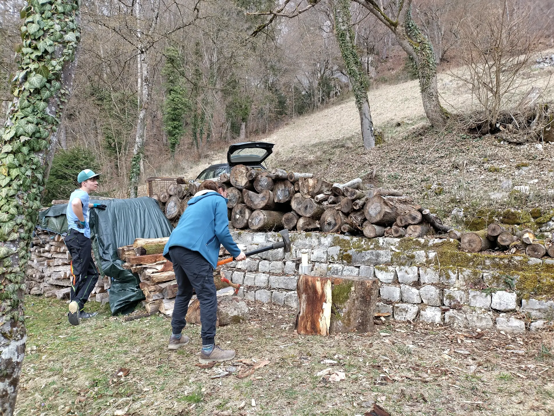 Einiger Helfer kümmerten sich um das Brennholz. | © DAV Ebingen