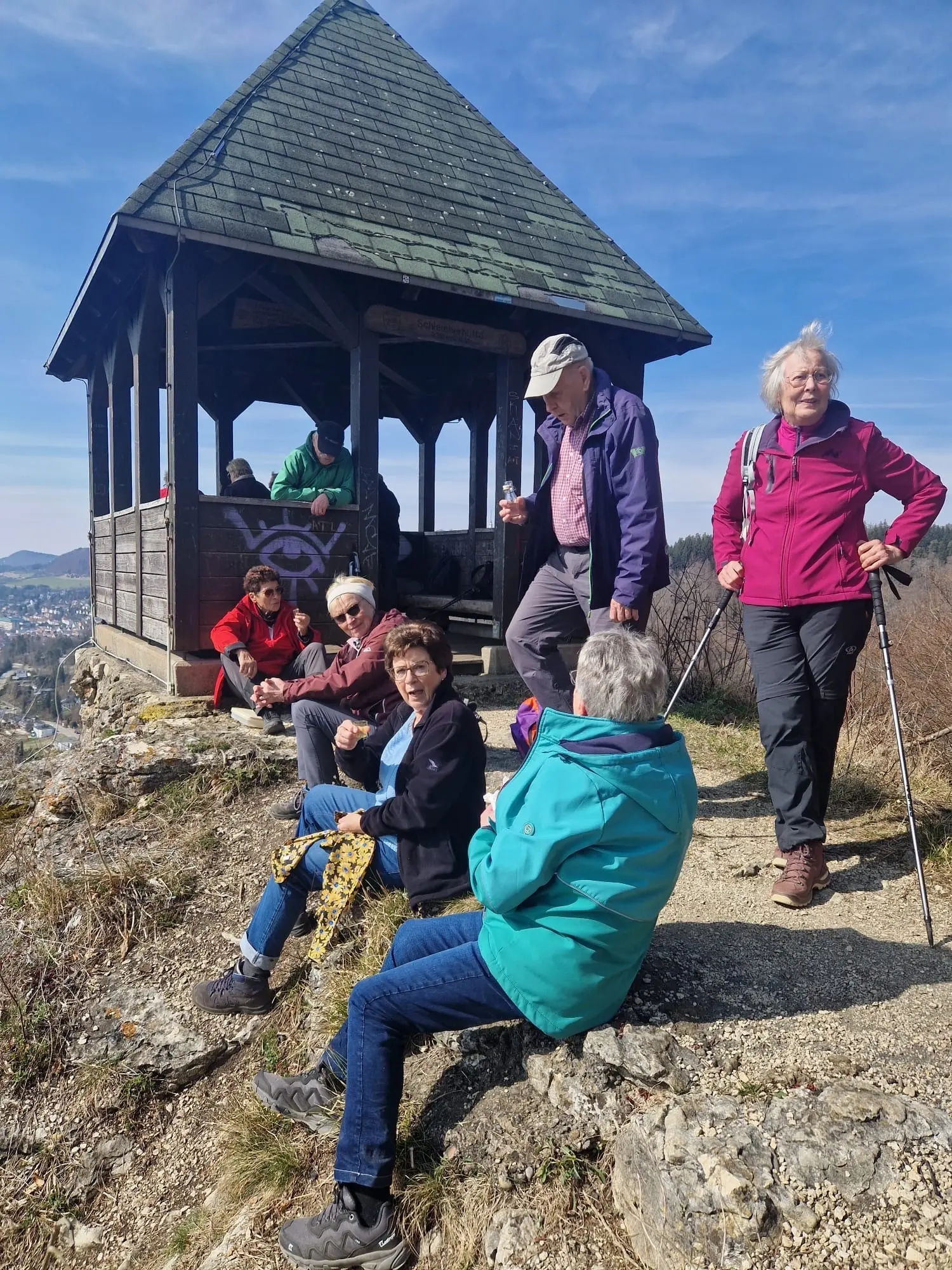 Wanderer an der Schleicher Hütte. | © DAV Ebingen