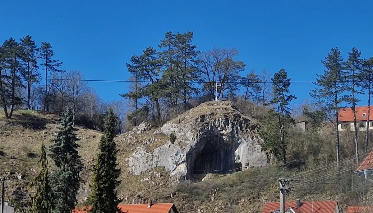 Panorama-Aufnahme der Göpfelsteinhöhle. | © DAV Ebingen
