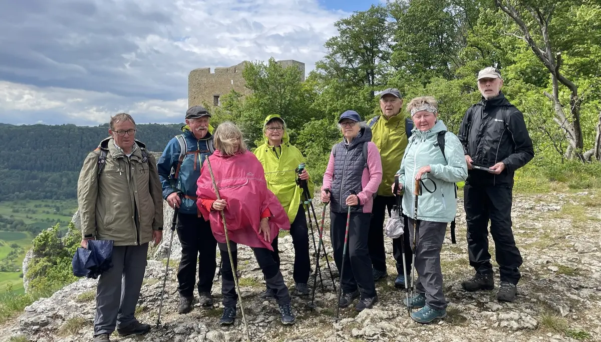 Ein Gruppenbild, im Hintergrund ist die Ruine Reußenstein zu sehen. | © DAV Ebingen