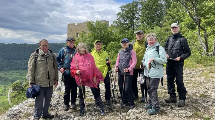 Ein Gruppenbild, im Hintergrund ist die Ruine Reußenstein zu sehen. | © DAV Ebingen