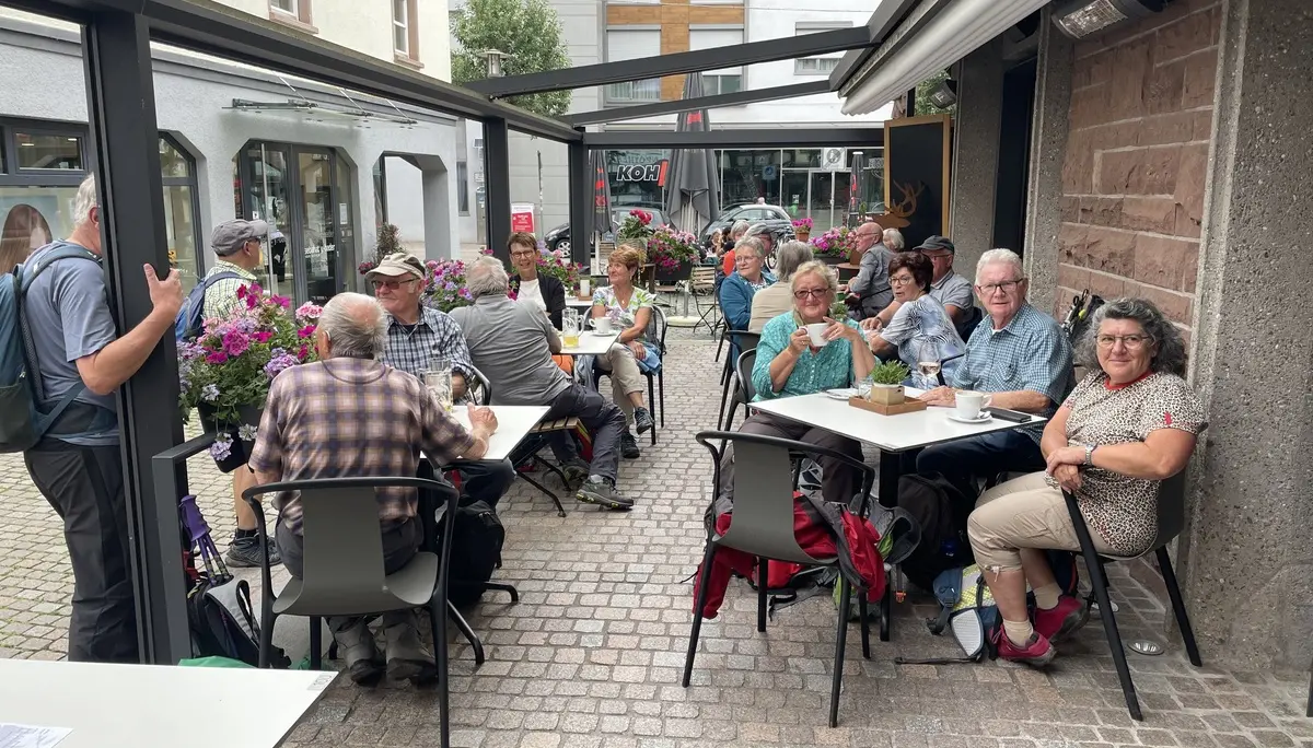 Nach der Wanderung besuchten die Teilnehmer ein Straßenkaffee. | © DAV Ebingen