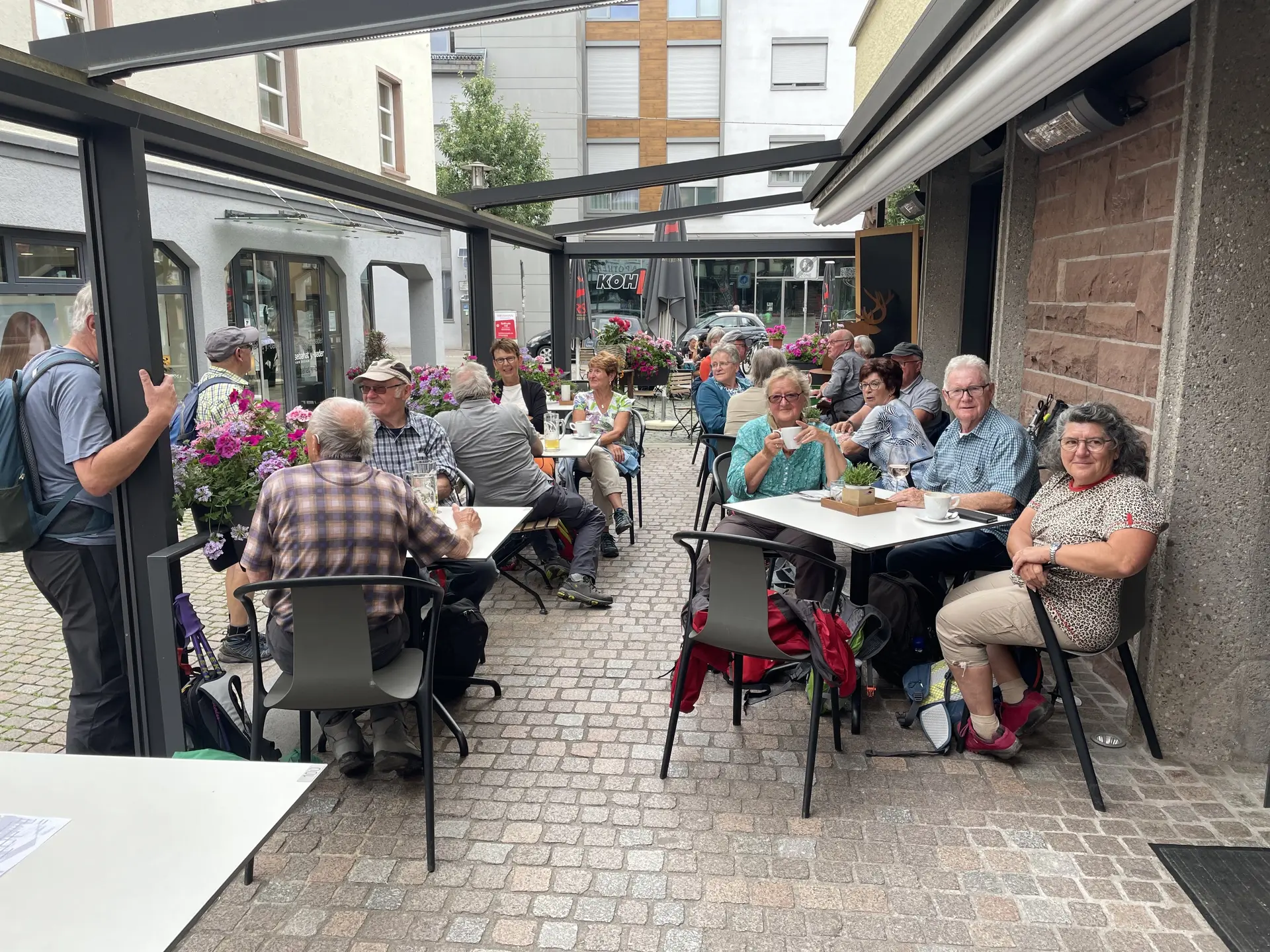 Nach der Wanderung besuchten die Teilnehmer ein Straßenkaffee. | © DAV Ebingen