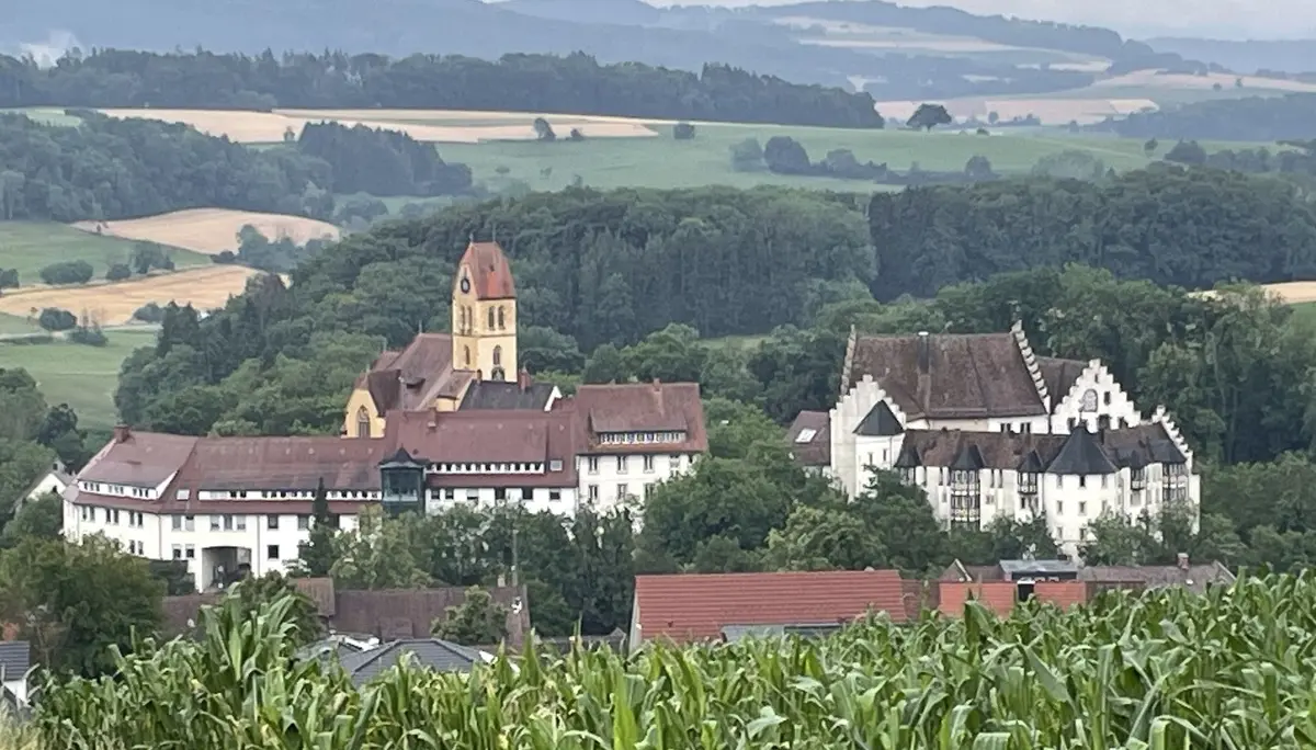 Das Schloss Blumenfeld und die Pfarrkirche St. Michael im Ortsteil Blumenfeld der Stadt Tengen im Hegau. | © DAV Ebingen