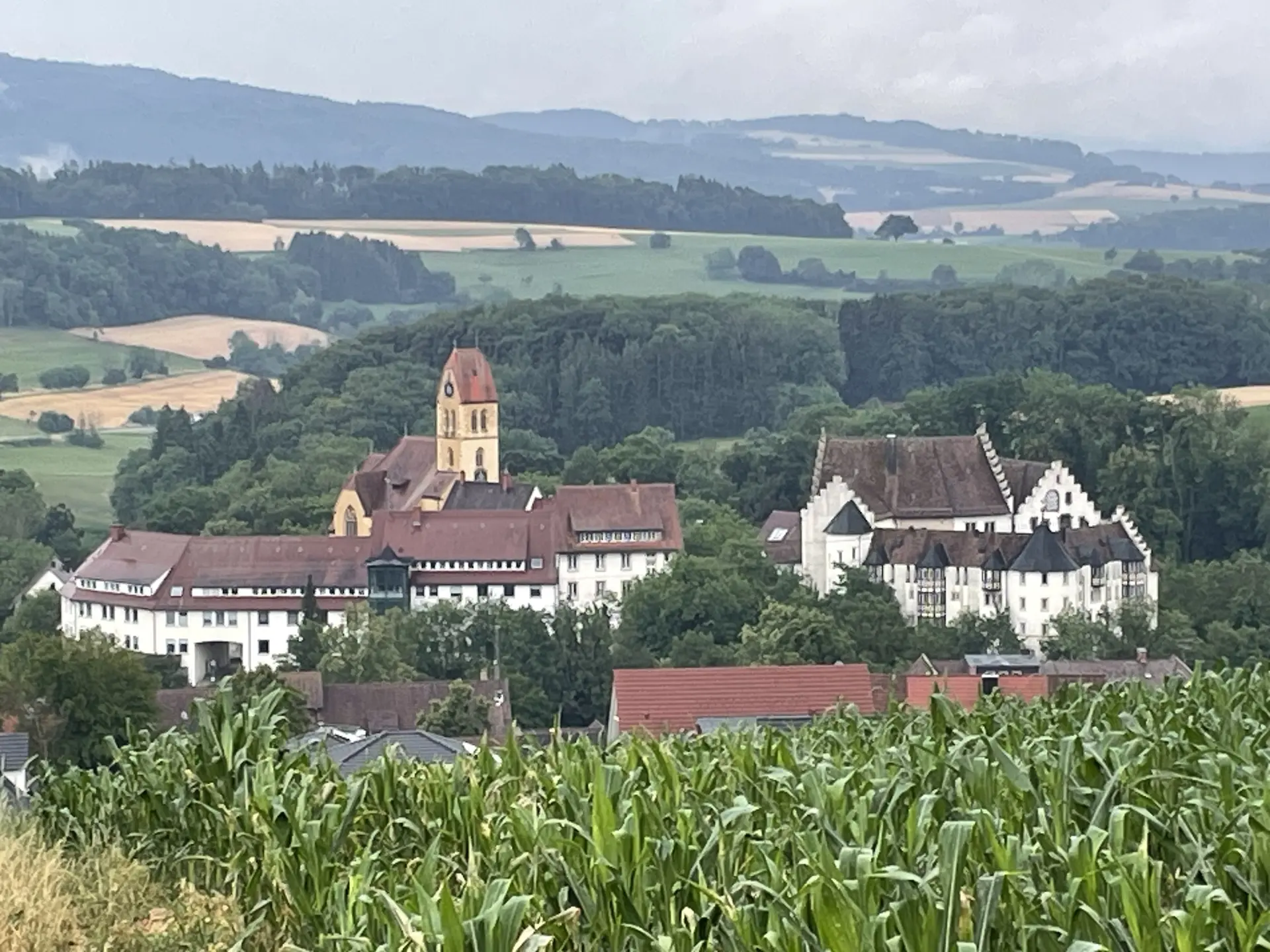 Das Schloss Blumenfeld und die Pfarrkirche St. Michael im Ortsteil Blumenfeld der Stadt Tengen im Hegau. | © DAV Ebingen