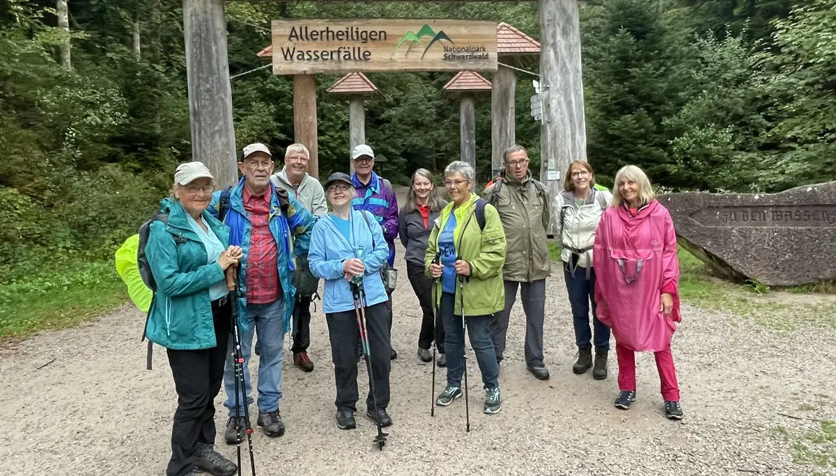Einige Teilnehmer vor dem Eingang der Allerheiligen Wasserfälle. | © DAV Ebingen