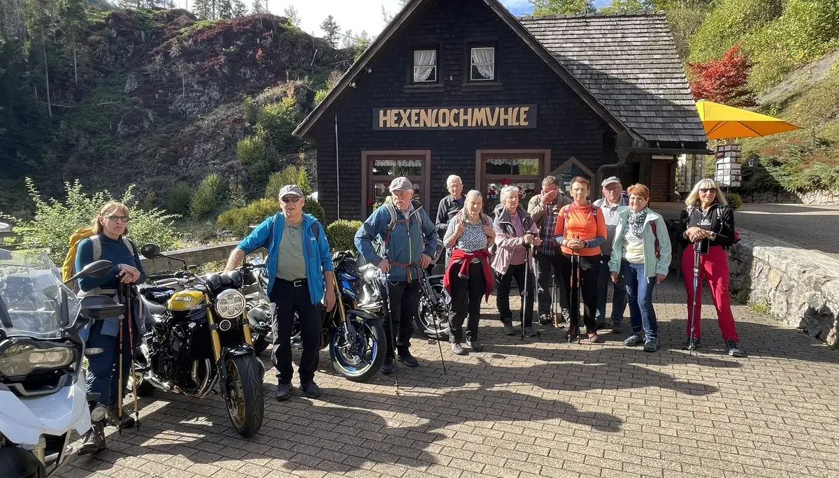 Teilnehmer vor der Hexenlochmühle im Schwarzwald. | © DAV Ebingen