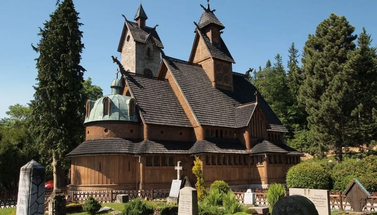 Die Stabkirche Wang ist eine historische norwegische Stabholzkirche aus dem 12. Jahrhundert, die 1841 nach Karpacz in Polen versetzt wurde. | © DAV Ebingen