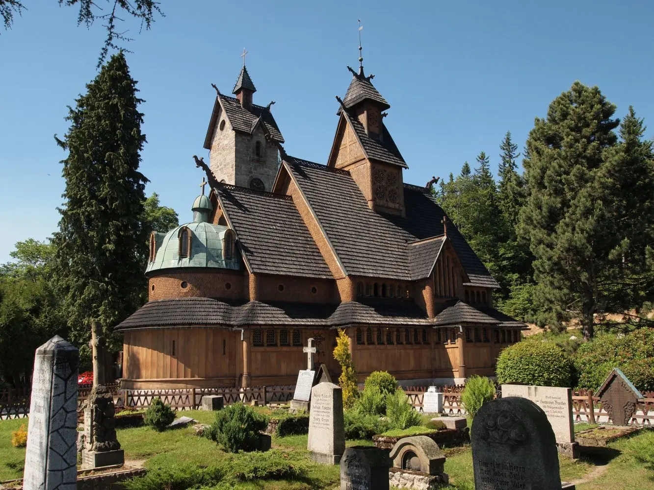 Die Stabkirche Wang ist eine historische norwegische Stabholzkirche aus dem 12. Jahrhundert, die 1841 nach Karpacz in Polen versetzt wurde. | © DAV Ebingen