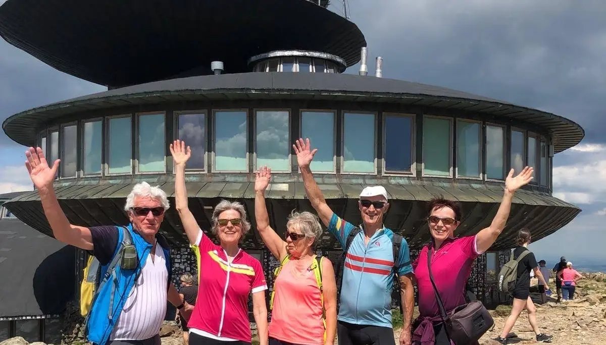 Teilnehmer vor dem Observatorium auf der Schneekoppe. | © DAV Ebingen