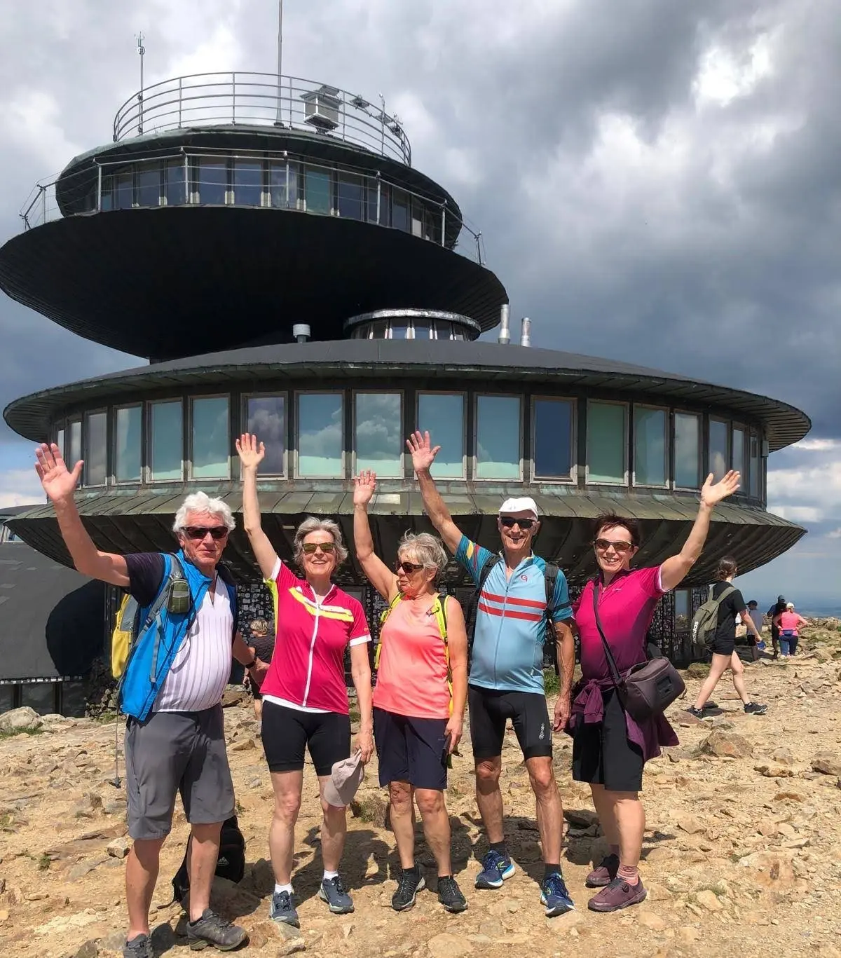 Teilnehmer vor dem Observatorium auf der Schneekoppe. | © DAV Ebingen