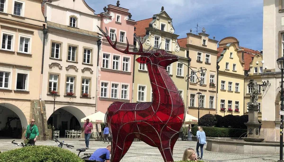 Für diese Hirsch-Skulptur ist Hirschberg bekannt. | © DAV Ebingen