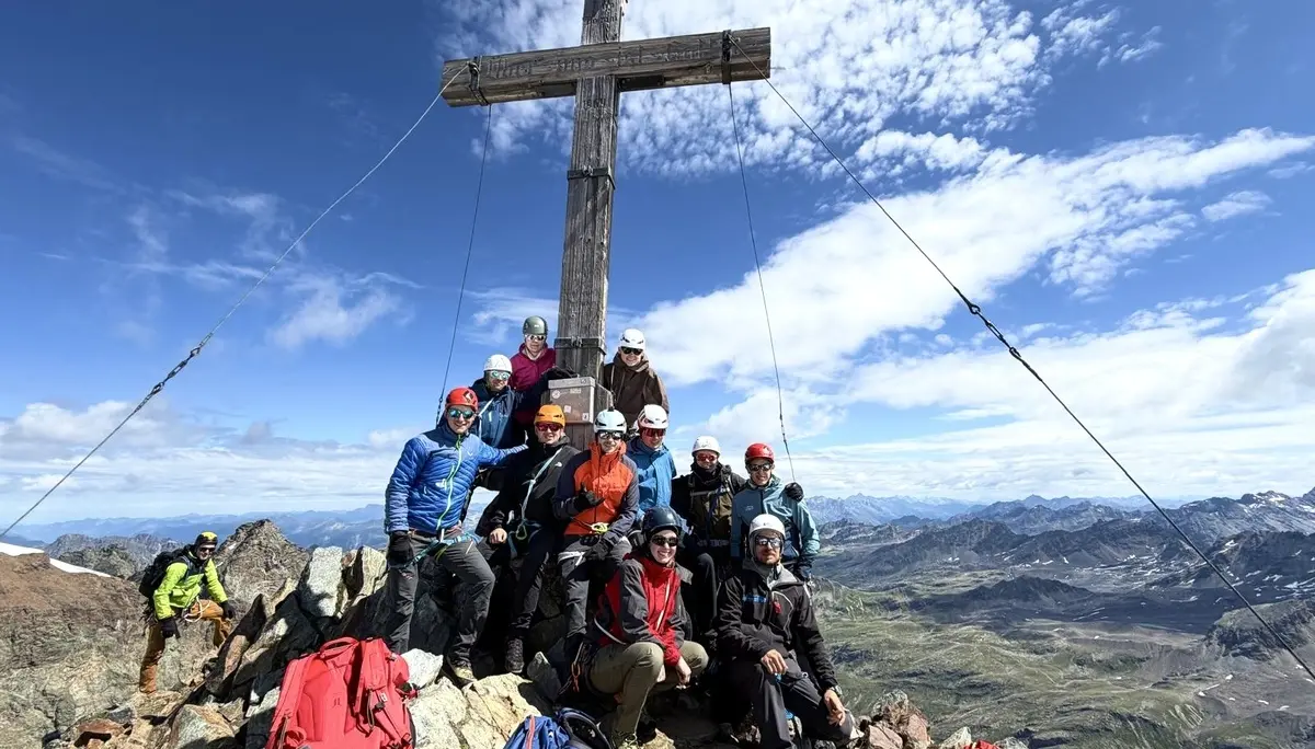 Die Gruppe am Gipfelkreuz des Piz Buin. | © DAV Ebingen