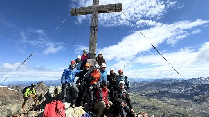 Die Gruppe am Gipfelkreuz des Piz Buin. | © DAV Ebingen