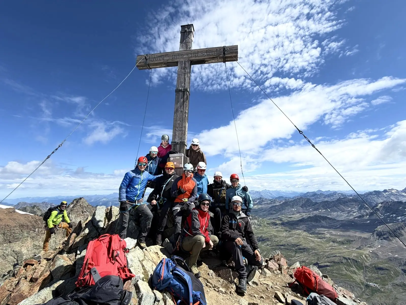 Die Gruppe am Gipfelkreuz des Piz Buin. | © DAV Ebingen