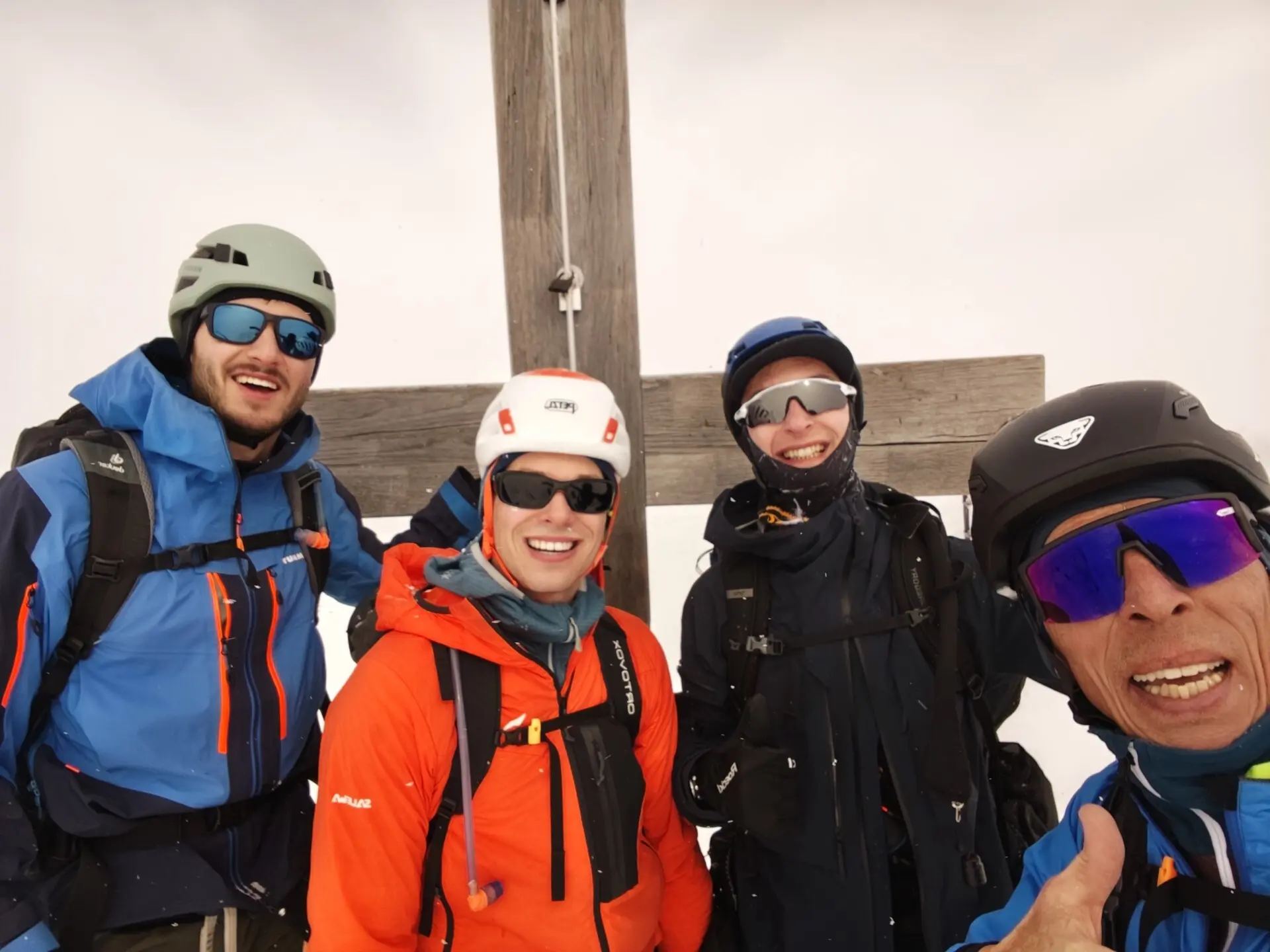 Teilnehmer an einem Gipfelkreuz. | © DAV Ebingen