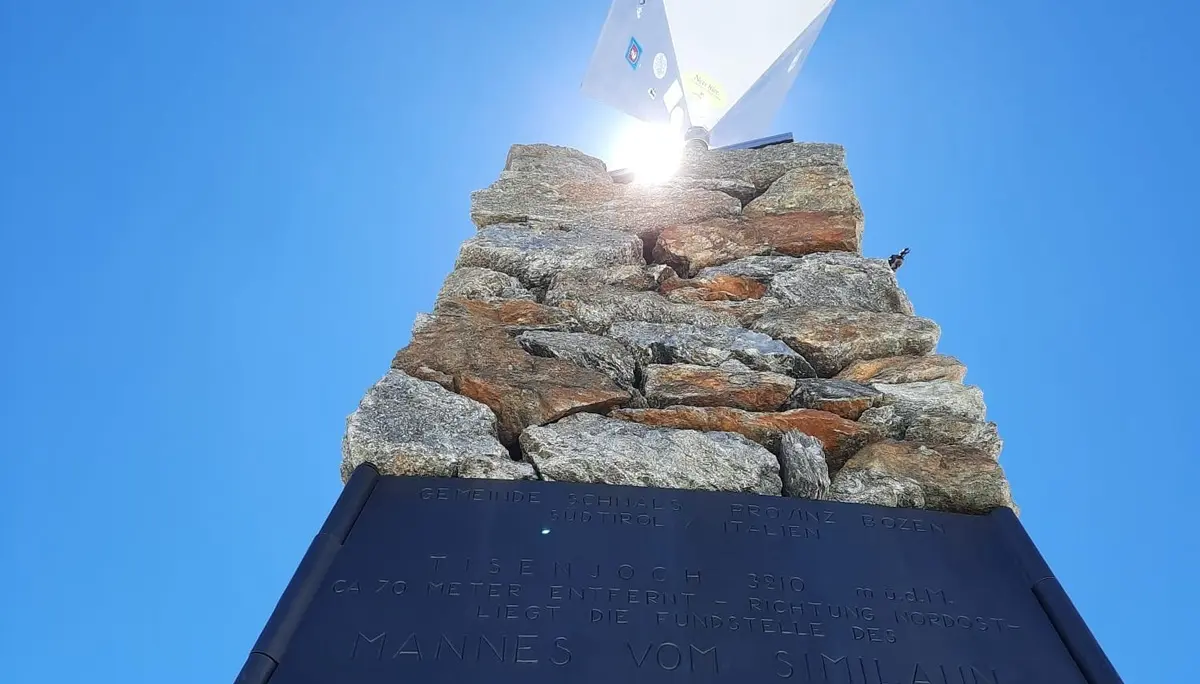 Das Ötzi-Denkmal am Tisenjoch. | © DAV Ebingen